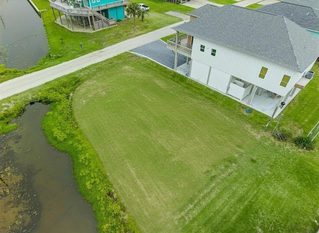 946 Sue Drive, Crystal Beach, TX 77650