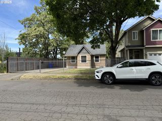 8305 Se RHONE St, Portland, OR 97266