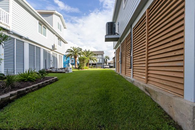 1330 Leilani Drive, Tiki Island, TX 77554