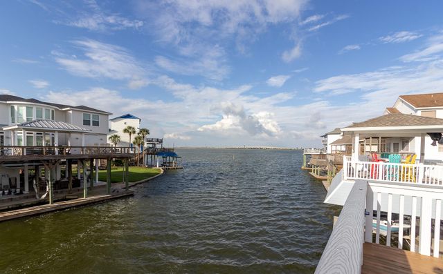 1330 Leilani Drive, Tiki Island, TX 77554