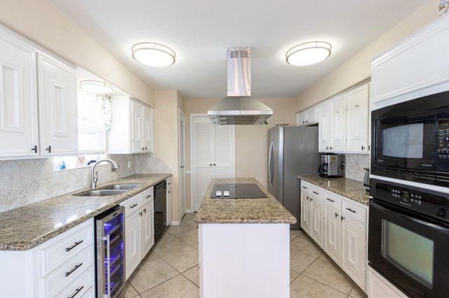 1330 Leilani Drive, Tiki Island, TX 77554