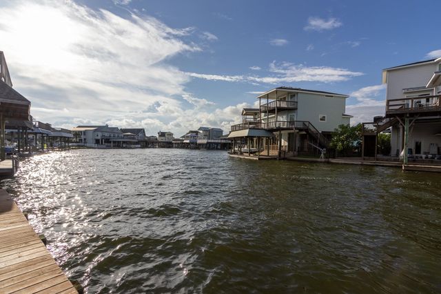 1330 Leilani Drive, Tiki Island, TX 77554