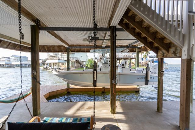1330 Leilani Drive, Tiki Island, TX 77554