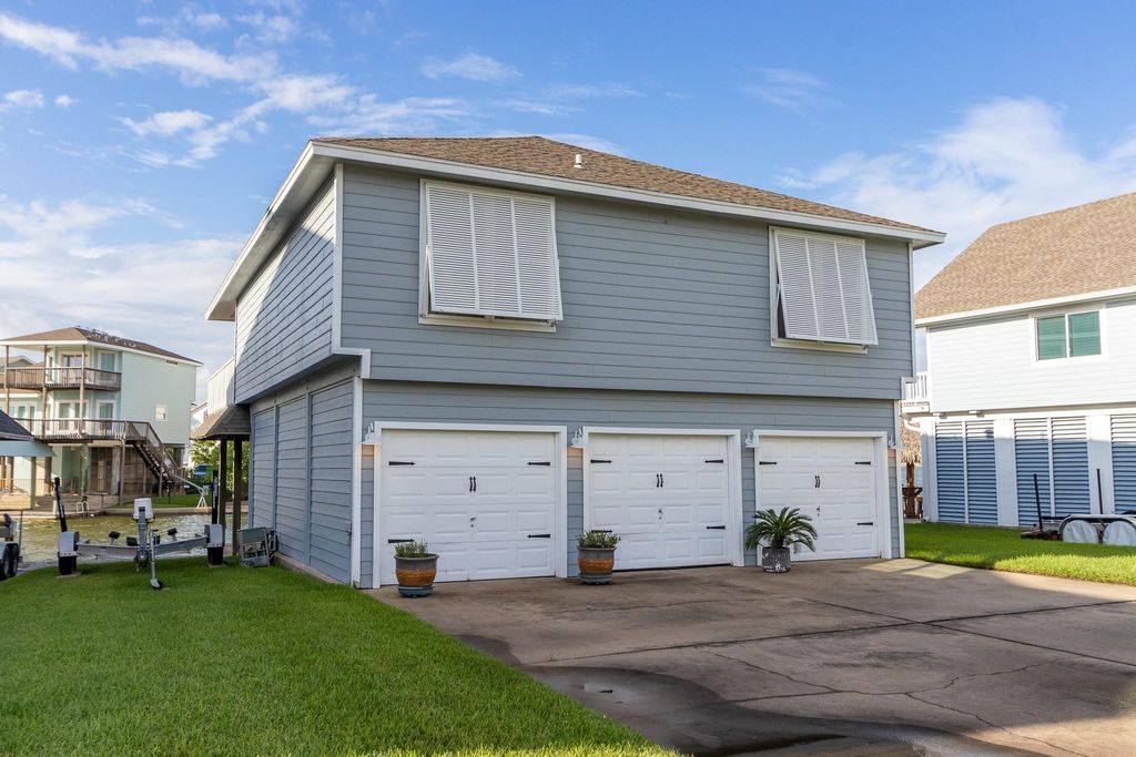 1330 Leilani Drive, Tiki Island, TX 77554