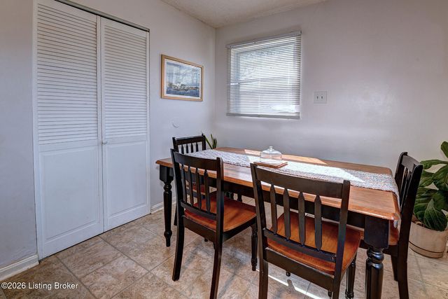 8205 Cris Dr, Louisville, KY 40291