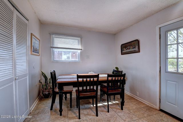 8205 Cris Dr, Louisville, KY 40291