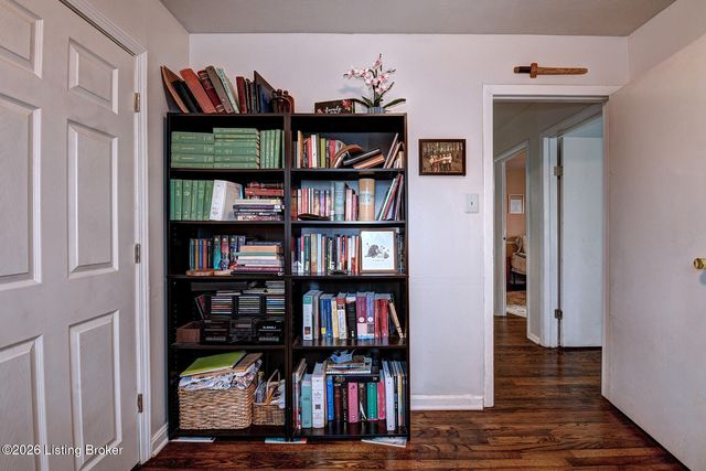 8205 Cris Dr, Louisville, KY 40291