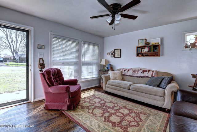 8205 Cris Dr, Louisville, KY 40291