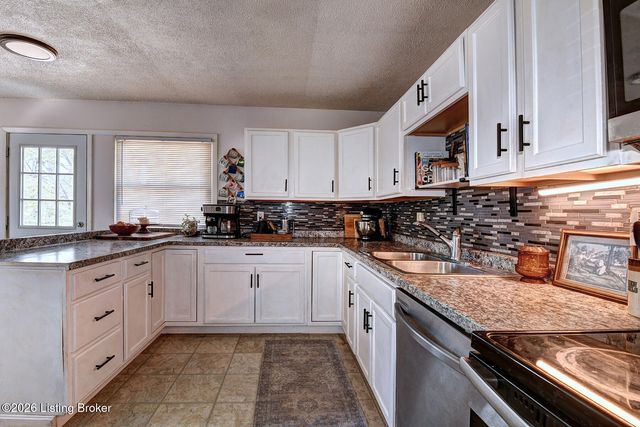 8205 Cris Dr, Louisville, KY 40291