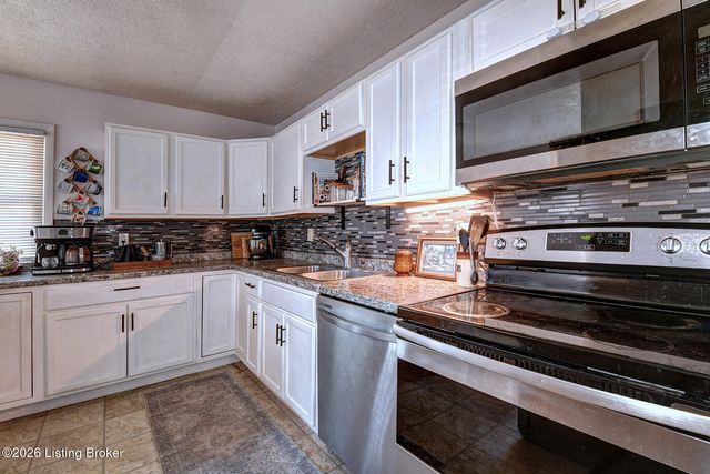 8205 Cris Dr, Louisville, KY 40291