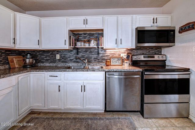 8205 Cris Dr, Louisville, KY 40291