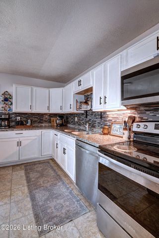 8205 Cris Dr, Louisville, KY 40291