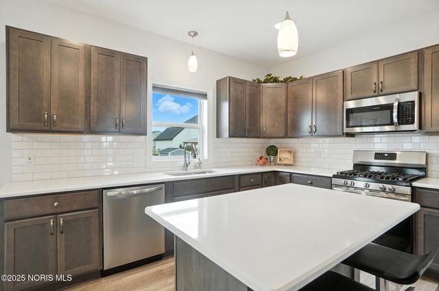 1355 Roberts Circle, Waterville, OH 43566