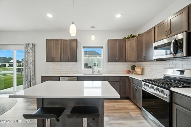 1355 Roberts Circle, Waterville, OH 43566