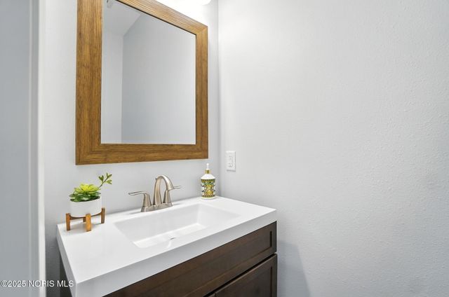 1355 Roberts Circle, Waterville, OH 43566