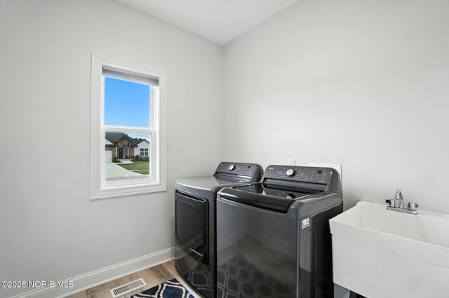 1355 Roberts Circle, Waterville, OH 43566