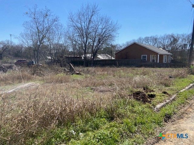112 Ivy Avenue, Luling, TX 78648