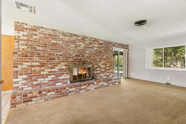 1512 W San Jose Avenue, Fresno, CA 93711