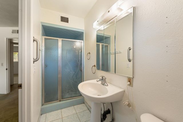 1512 W San Jose Avenue, Fresno, CA 93711