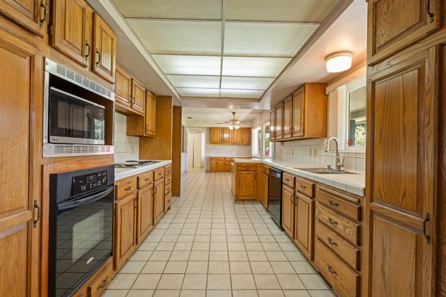 1512 W San Jose Avenue, Fresno, CA 93711