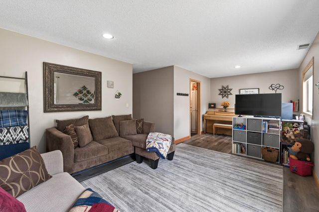 14810 40th Avenue N, Plymouth, MN 55446