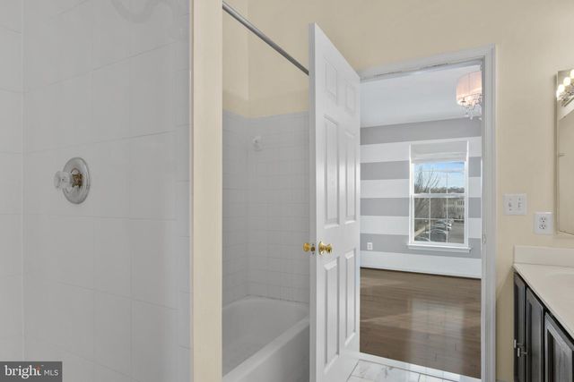 4384 SUTLER HILL SQ, Fairfax, VA 22033
