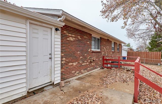 2551 Hedgerow Drive, Florissant, MO 63031