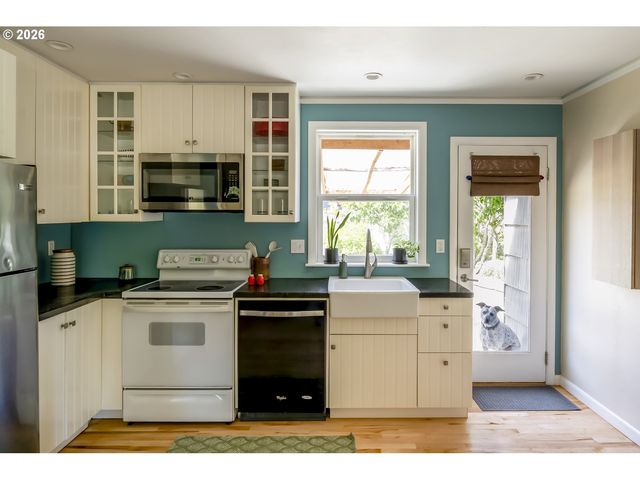 10625 Ne TILLAMOOK St, Portland, OR 97220