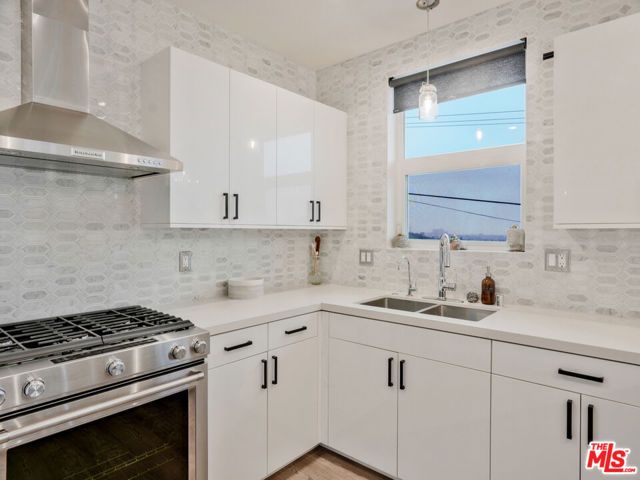 3861 W Point Drive, Los Angeles, CA 90065