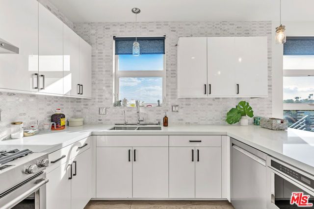 3861 W Point Drive, Los Angeles, CA 90065