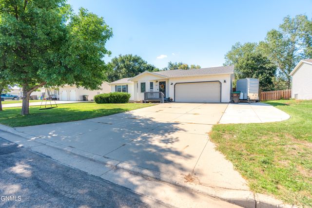 82 Weir Drive, Lincoln, ND 58504 property photo