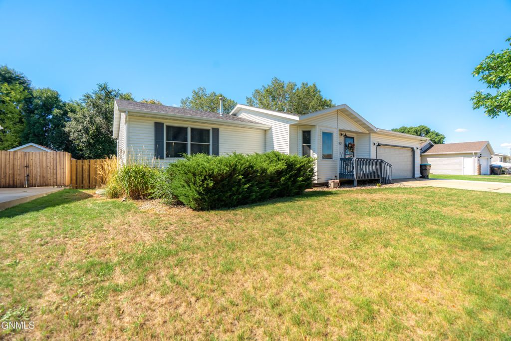 82 Weir Drive, Lincoln, ND 58504 photo 2