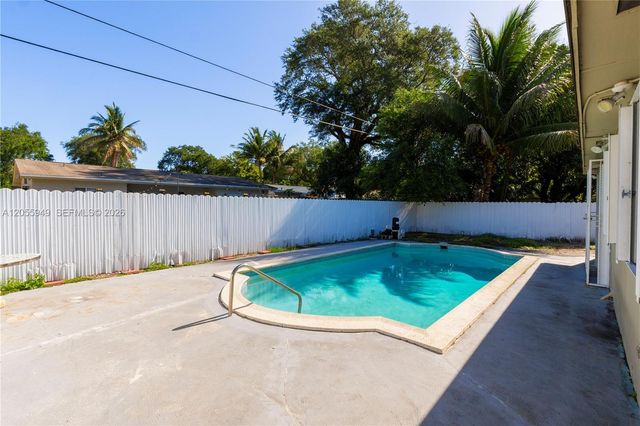 565 NE 160th Terrace, Miami, FL 33162