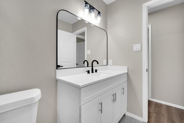 221 N Edgefield Road, Waxahachie, TX 75165