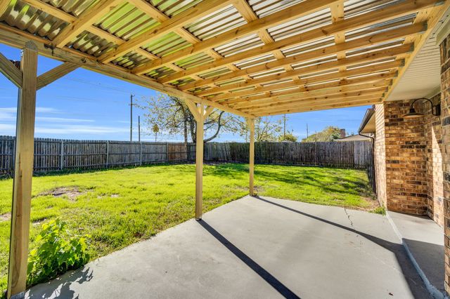 221 N Edgefield Road, Waxahachie, TX 75165