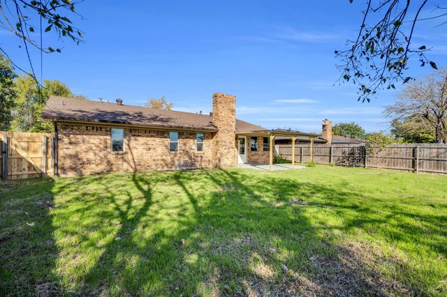 221 N Edgefield Road, Waxahachie, TX 75165