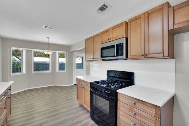 221 N Edgefield Road, Waxahachie, TX 75165