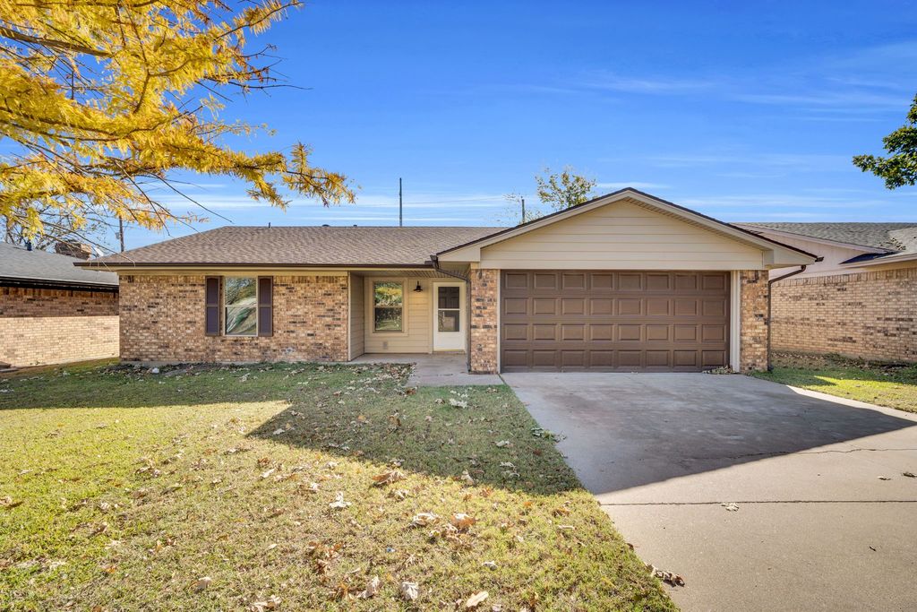 221 N Edgefield Road, Waxahachie, TX 75165