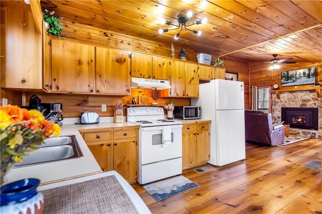 152 Broken Arrow Path, Blue Ridge, GA 30513