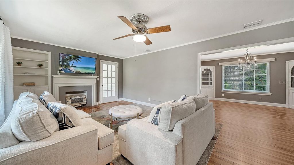 Image 11 of property listing at 121 24TH STREET W, Bradenton, FL 34205