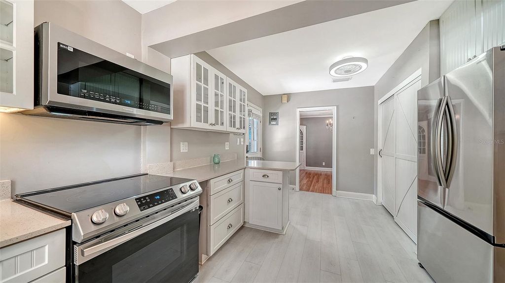 Image 16 of property listing at 121 24TH STREET W, Bradenton, FL 34205