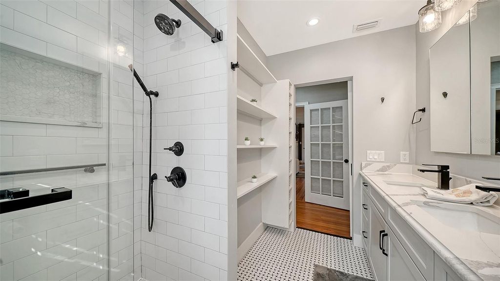 Image 24 of property listing at 121 24TH STREET W, Bradenton, FL 34205