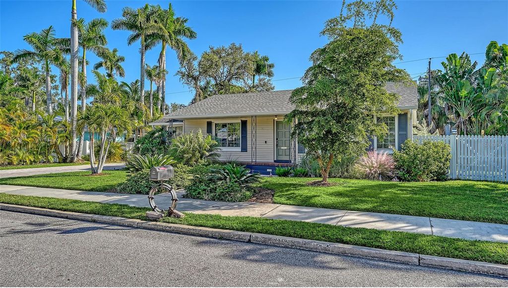 Image 4 of property listing at 121 24TH STREET W, Bradenton, FL 34205