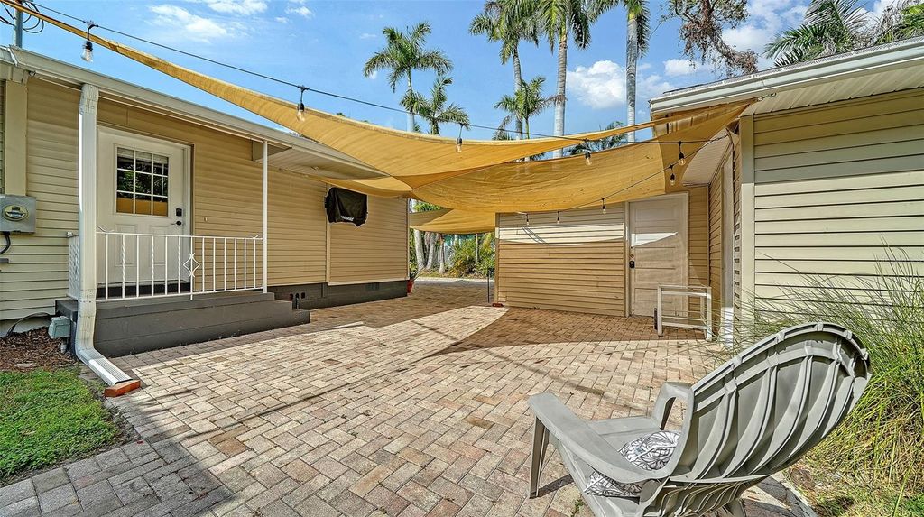 Image 5 of property listing at 121 24TH STREET W, Bradenton, FL 34205