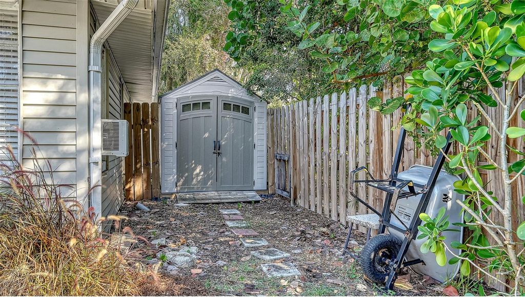 Image 41 of property listing at 121 24TH STREET W, Bradenton, FL 34205