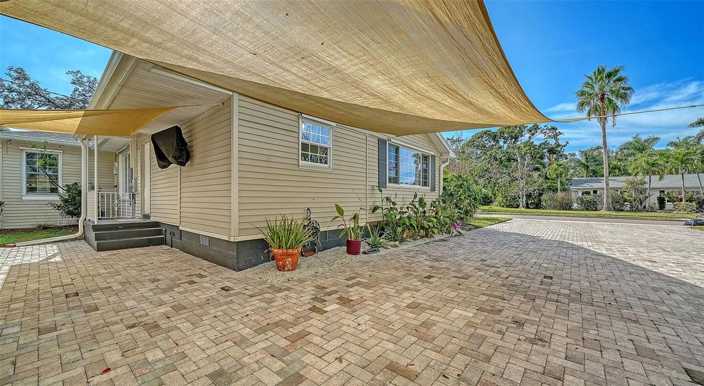 Image 6 of property listing at 121 24TH STREET W, Bradenton, FL 34205