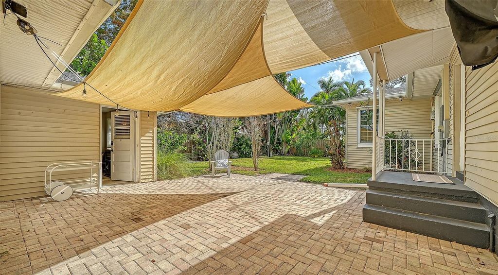 Image 7 of property listing at 121 24TH STREET W, Bradenton, FL 34205