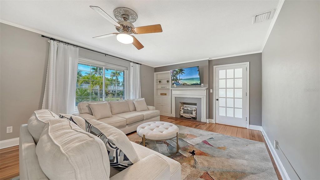 Image 8 of property listing at 121 24TH STREET W, Bradenton, FL 34205