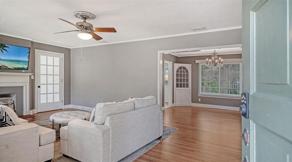 Image 9 of property listing at 121 24TH STREET W, Bradenton, FL 34205