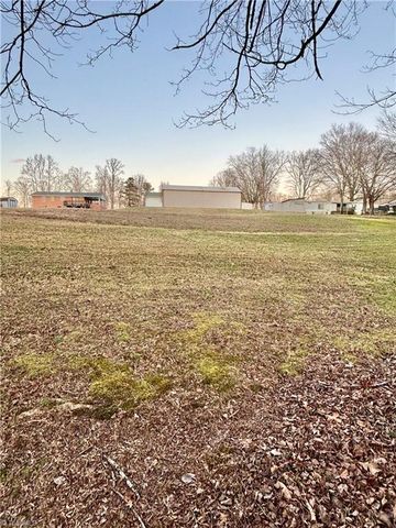 637 Pine Ridge Road, Mount Airy, NC 27030